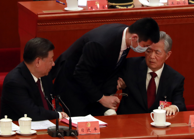 후진타오(사진 오른쪽) 전 중국 국가주석이 지난 22일 베이징 인민대회당에서 열린 20차 전국대표대회 폐막식 도중 갑작스럽게 퇴장하고 있다. 사진=연합뉴스
