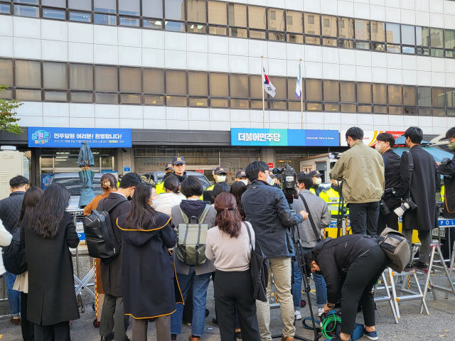 검찰이 김용 민주연구원에 대한 재압수수색에 나선 24일 서울 여의도 더불어민주당사 앞에 취재진들이 모여있다. 천민아 기자