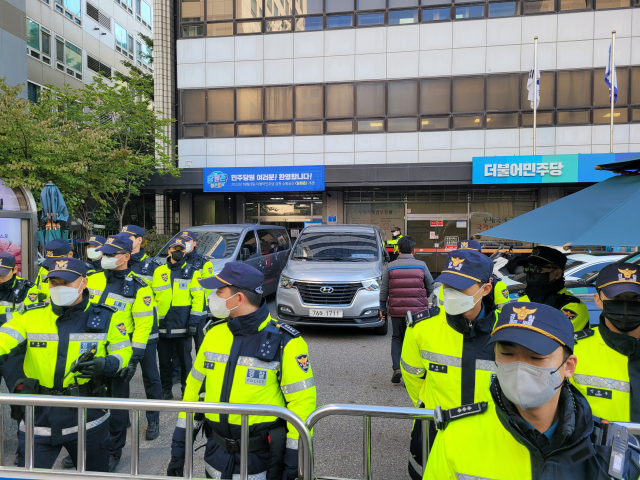 불법 자금 수수 의혹과 관련해 김용 민주연구원 부원장을 체포한 서울중앙지검 반부패수사3부 관계자들이 24일 민주연구원 재압수수색에 나섰다. 이날 민주당사 앞에 경찰들이 충돌 사태에 대비해 경계를 서고 있다. 천민아 기자