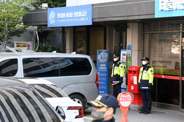 검찰이 닷새 만에 민주연구원에 대한 압수수색을 시도한 24일 오전 서울 여의도 더불어민주당 중앙당사 앞에 경찰이 출입구를 통제하고 있다./권욱 기자 2022.10.24