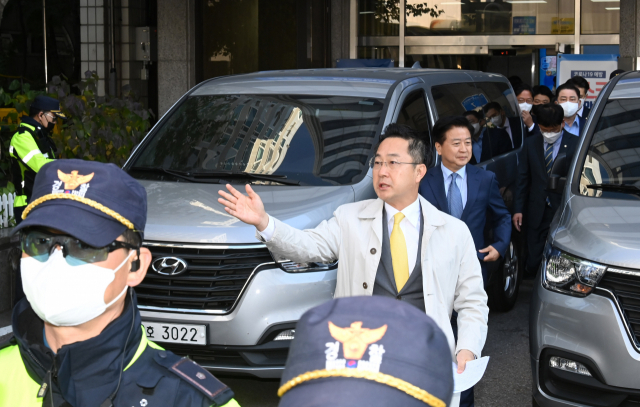 검찰이 닷새 만에 민주연구원에 대한 압수수색을 시도한 24일 오전 서울 여의도 더불어민주당 중앙당사 앞에서 박성준 대변인을 비롯한 의원들이 입장을 발표하고 있다. /권욱 기자 2022.10.24