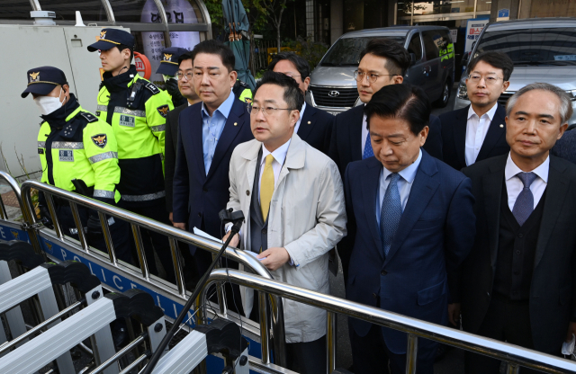 검찰이 닷새 만에 민주연구원에 대한 압수수색을 시도한 24일 오전 서울 여의도 더불어민주당 중앙당사 앞에서 박성준 대변인을 비롯한 의원들이 입장을 발표하고 있다./권욱 기자 2022.10.24