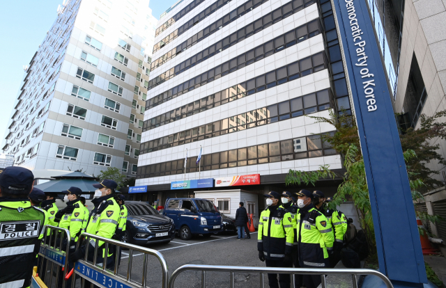 검찰이 닷새 만에 민주연구원에 대한 압수수색을 시도한 24일 오전 서울 여의도 더불어민주당 중앙당사 앞에 경찰이 출입구를 통제하고 있다./권욱 기자 2022.10.24