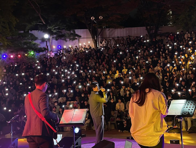 22일 서울 송파구 올림픽공원에서 열린 '그랜드 민트 페스티벌 2022'에서 존박이 공연 중이다. 사진=존박 소셜미디어