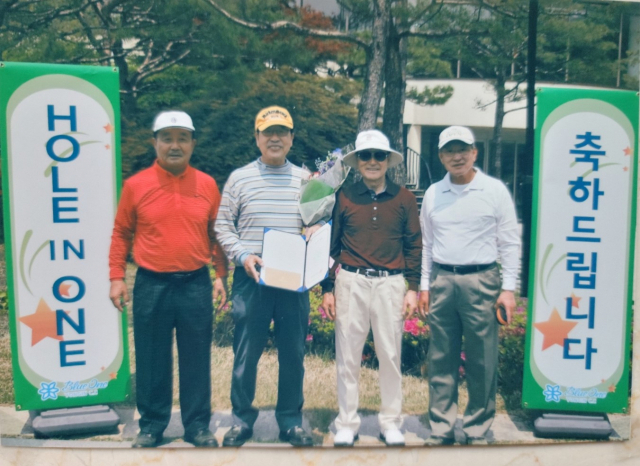 9년 전 홀인원 기념 사진(왼쪽부터 조창환, 김찬욱, 윤세영, 정태경 씨).