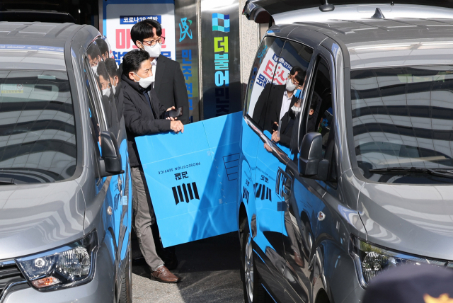 검찰 관계자들이 24일 서울 여의도 더불어민주당 중앙당사 앞에서 압수 수색 물품을 담을 박스를 챙기고 있다. 연합뉴스