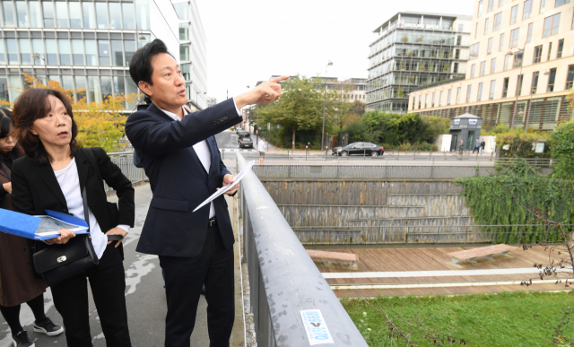 오세훈(오른쪽) 서울시장이 23일(현지시간) 프랑스 파리의 대표적인 재개발 지역인 리브고슈를 찾아 주거·상업·녹지 공간을 둘러보고 있다. 사진제공=서울시