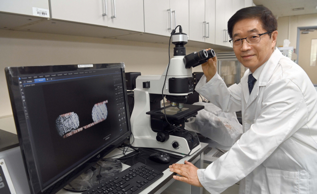 이해원 아시아연구네트워크 코리아 회장(한양대 화학과 명예교수)이 한양대 나노과학기술연구소에서 오랜만에 실험복을 입고 현미경을 들여다보고 있다. 이호재기자