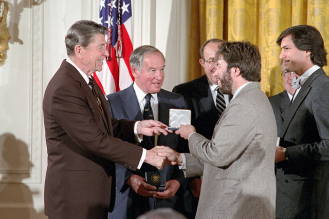 스티브 잡스(오른쪽부터)와 스티브 워즈니악이 백악관에서 로널드 레이건 대통령으로부터 기술훈장을 받고 있다. 사진=미국 특허청(USPTO) 홈페이지 캡처