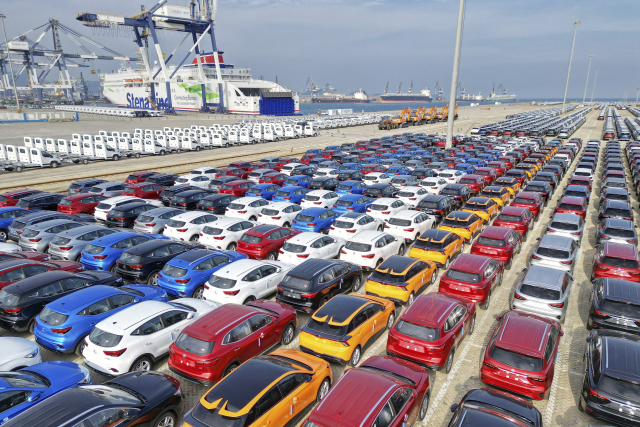 중국 동부 산둥성 옌타이에 있는 한 항만에 13일 차량들이 수출 준비를 위해 주차돼 있다. AP연합.