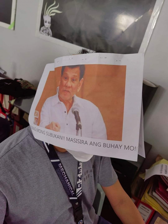 한 학생은 로드리고 두테르테 전 필리핀 대통령의 밈(meme)을 종이로 출력해 모자로 만들었다. 메리 조이 만다네-오르티즈 교수 페이스북