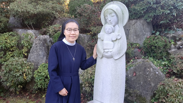 이희윤 착한목자수녀회 동북아관구장이 강원도 춘천시 ‘마리아의집’ 내의 성모상 앞에서 기념 촬영을 하고 있다.