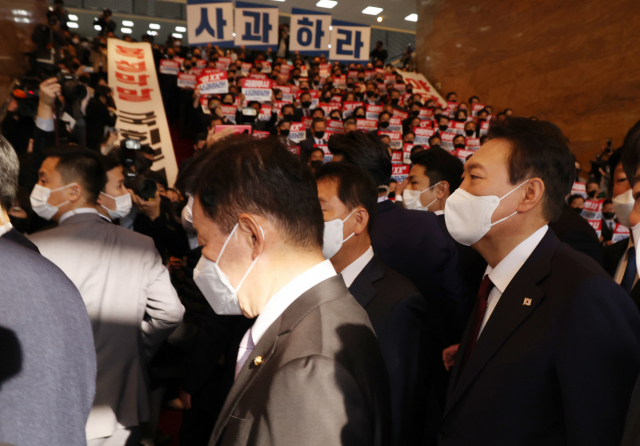 윤석열 대통령이 25일 내년도 예산안 시정연설을 하기 위해 국회 본청에 도착, 국회의장단 환담을 위해 접견실로 이동하고 있다. 이날 민주당은 윤 대통령의 국회 무시 발언을 사과하라며 침묵시위를 벌였다./연합뉴스