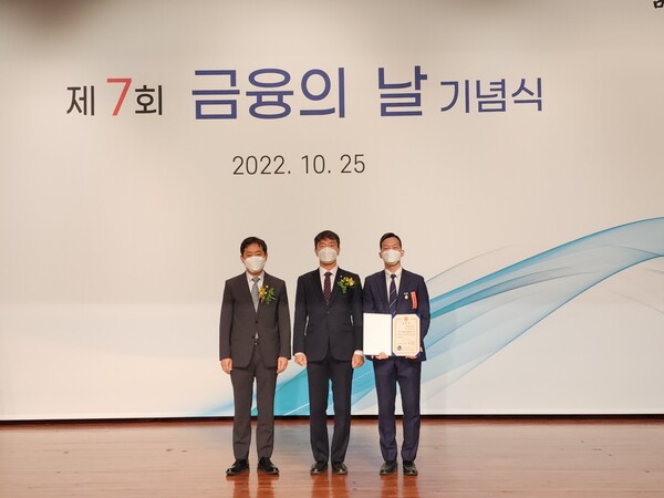 사진 설명. (좌측부터)김주현 금융위원장, 이복현 금융감독원장, 김정훈 UN SDGs 협회 사무대표
