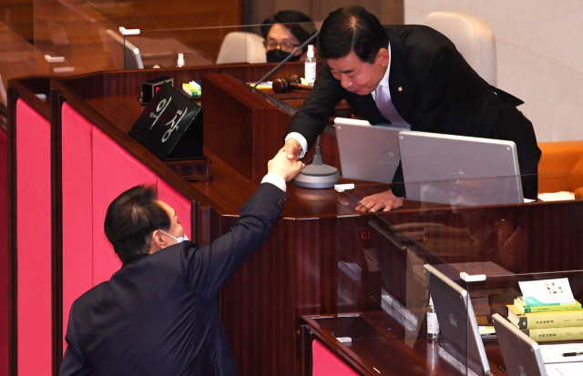 윤석열 대통령이 25일 오전 국회 본회의장에서 내년도 정부 예산안에 대한 시정연설을 마친 뒤 김진표 국회의장과 악수하고 있다. 연합뉴스