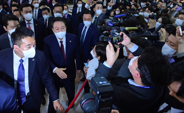 윤석열 대통령이 25일 국회에서 2023년도 정부 예산안에 대한 시정연설을 마친 뒤 취재진과 인사를 나누고 있다. 권욱 기자