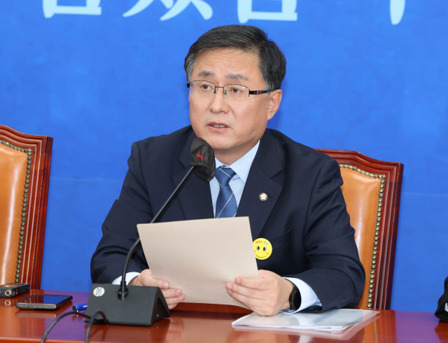 김성환 더불어민주당 정책위의장이 18일 국회에서 열린 국감대책회의에서 발언하고 있다. 권욱 기자