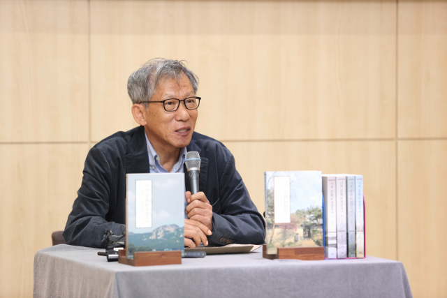 유홍준 한국학중앙연구원 이사장이 ‘나의 문화유산답사기’ 서울편 완간을 기념해 25일 서울 마포구 서교동 창비서교빌딩에서 기자간담회를 갖고 있다./사진제공=창비