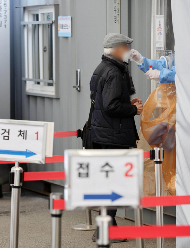 25일 오후 서울역 코로나19 임시선별검사소에서 한 시민이 코로나19 검사를 받고 있다./ 연합뉴스