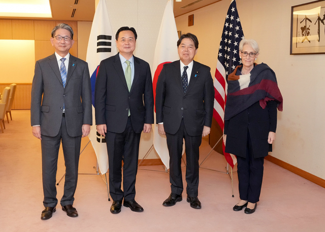조현동(왼쪽 둘째) 외교부 제1차관이 25일 일본 도쿄 외무성에서 웬디 셔먼(오른쪽 첫째) 미국 국무부 부장관과 함께 하야시 요시마사(왼쪽 셋째) 일본 외무상을 예방해 기념 사진을 촬영하고 있다. 왼쪽 첫째는 모리 다케오 일본 외무성 사무차관./외교부