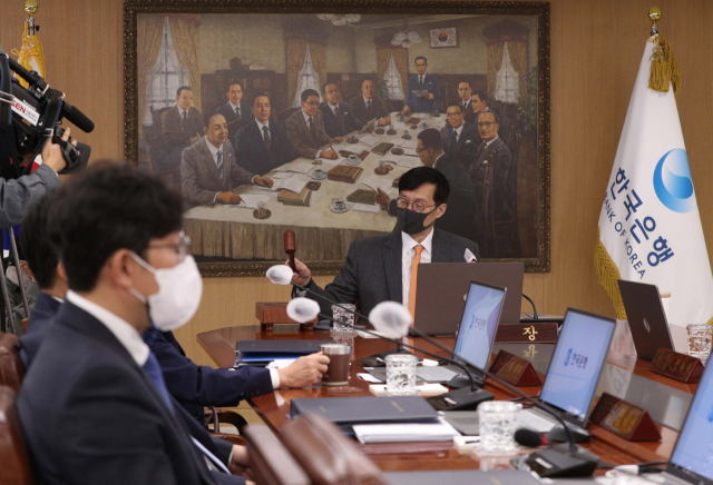 이창용 한국은행 총재가 12일 서울 중구 한국은행에서 열린 금융통화위원회 정기회의에서 의사봉을 두드리고 있다. 사진공동취재단 2022.10.12