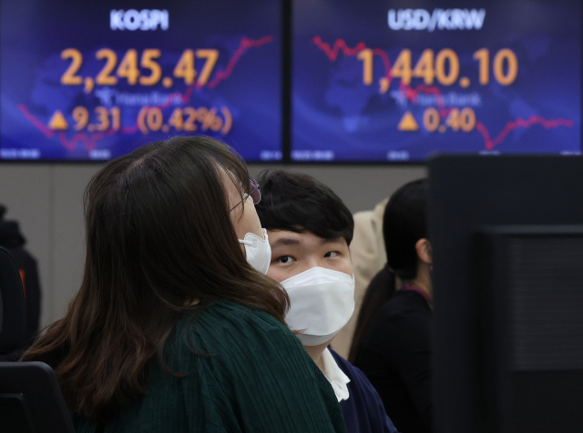 25일 오전 서울 중구 하나은행 딜링룸에서 직원들이 업무를 보고 있다. 연합뉴스