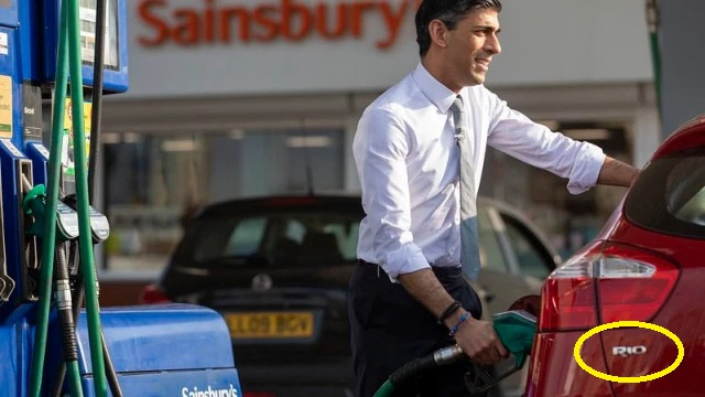 리시 수낵 영국 총리 내정자가 기아 차량에 주유하고 있다. 온라인 커뮤니티