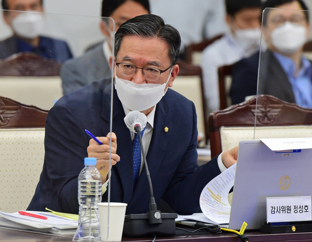 정성호 더불어민주당 의원이 지난 6일 서울 용산구 청사에서 열린 국회 국방위원회의 합동참모본부에 대한 국정감사에서 질의를 하고 있다./권욱 기자