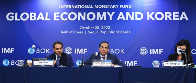 크리슈나 스리니바산(Krishna Srinivasan·가운데) IMF 아시아·태평양국 국장이 25일 서울 중구 한국은행에서 진행된 기자 간담회에서 '세계경제와 한국'을 발표하고 있다. 왼쪽은 제이 페리스(Jay Peiris) IMF 아시아·태평양국 부장. 오승현 기자 2022.10.25