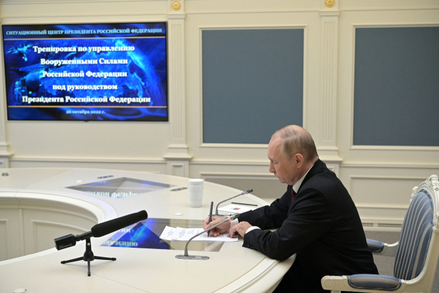 블라디미르 푸틴 러시아 대통령이 26일(현지시간) 러시아 모스크바에서 화상으로 핵 전쟁 훈련 ‘그롬’을 참관하고 있다. 로이터연합뉴스