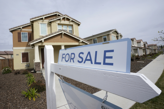 미국 캘리포니아주 새크라멘토의 한 주택에 판매를 알리는 간판이 걸려 있다. AP연합뉴스