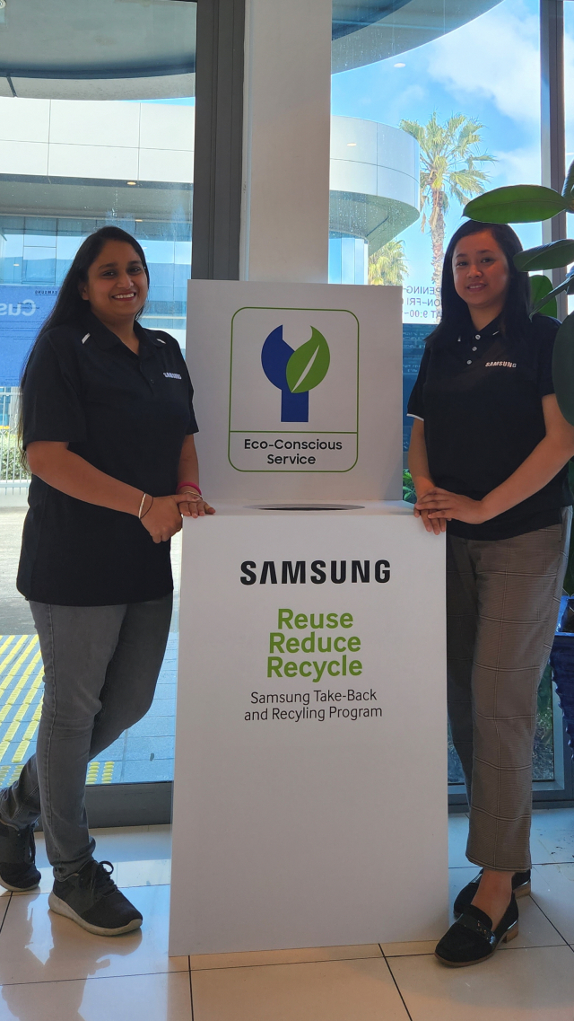 삼성전자 뉴질랜드 서비스센터 직원들이 '모바일 폐제품 수거함'을 소개하고 있다. 사진 제공=삼성전자