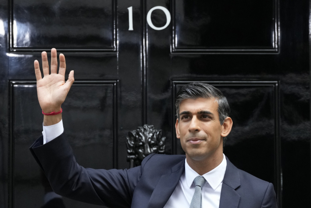 리시 수낵 신임 영국 총리가 25일(현지 시간) 총리에 임명된 뒤 총리관저인 런던 다우닝가 10번지에 도착해 인사하고 있다. AP연합뉴스