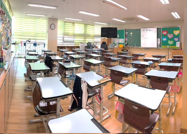 서울 강남구 율현초등학교가 내년부터 학급당 학생 35명으로 늘어날 경우 교실의 모습. 학생들이 이동하기 어려울 정도로 교실이 좁아진다. 사진 제공=학부모회