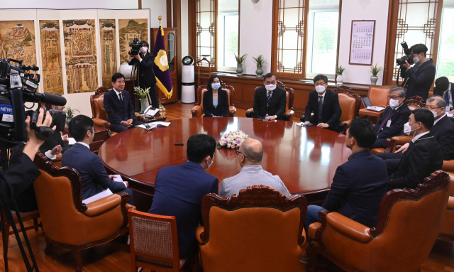 김진표 국회의장이 26일 오후 국회 의장집무실에서 '2022 힌츠페터 국제보도상' 수상자들을 면담하고 있다.