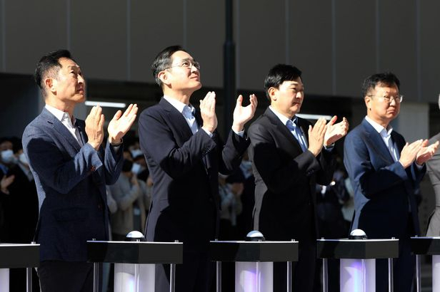 이재용(왼쪽 두 번째) 삼성전자 부회장이 11일 삼성바이오로직스 제4공장 준공식에 참석해 박수를 치고 있다. 사진 제공=삼성전자