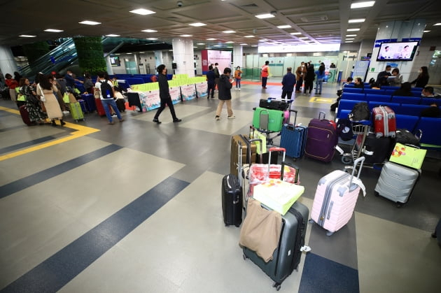 양양공항 입국 베트남인 100여명, 무더기 '연락두절'…불법체류?