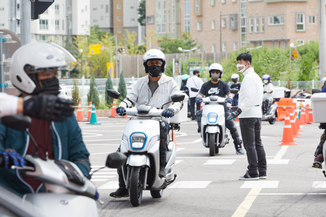 우아한청년들이 운영하는 경기 남양주시 소재 이륜차 안전 교육시설인 '배민라이더스쿨'의 실습 현장에서 배달 종사자들이 교육을 받고 있다./사진 제공=우아한형제들