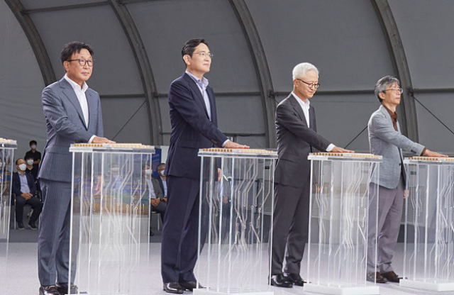 이재용(왼쪽에서 두번째) 삼성전자 회장이 지난 8월 19일 경기도 용인에 있는 삼성전자 기흥 반도체 R&D단지 기공식에 참석했다. /사진제공=삼성전자