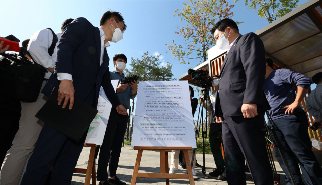 원희룡 국토교통부 장관이 26일 오후 서울 송파구 거여동의 한 아파트 단지를 방문해 페이퍼컴퍼니(위장회사) 등 계열사를 동원해 공공택지를 낙찰받는 이른바 '벌떼 입찰' 현황 및 근절 대책 등에 대해 보고받고 있다./연합뉴스