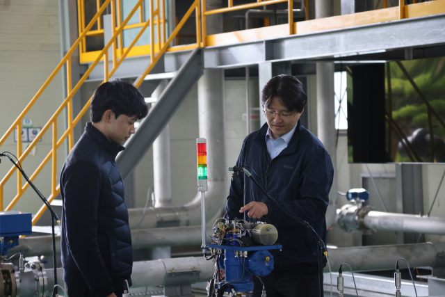 기계연 정병창(오른쪽)책임연구원이 연구팀과 함께 K-스마트 밸브를 살펴보고 있다. 사진제공=한국기계연구원