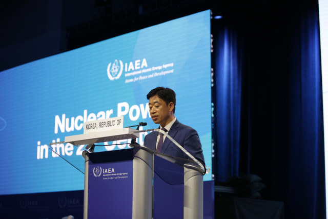 오태석 과학기술정보통신부 1차관은 지난 26일 미국 워싱턴DC에서 열린 국제원자력기구(IAEA)의 ‘21세기 원자력 각료회의’에 한국 정부 대표로 참석해 ‘21세기 에너지원으로서 원자력 역할과 한국의 원자력 정책방향’을 담은 국가성명을 발표했다. /사진 제공=과기정통부