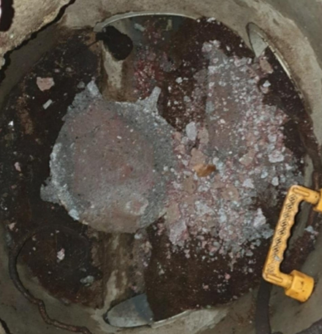 제보자 제공 사진. 맨홀 뚜껑 아래에서부터 부식이 진행된 것이 보인다. 연합뉴스
