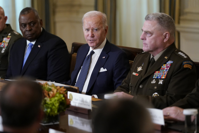 조 바이든 미국 대통령이 26일(현지시간) 백악관에서 로이드 오스틴 국방장관 등 국방부 핵심 인사들과 국가안보전략에 대해 논의하고 있다.AFP연합뉴스