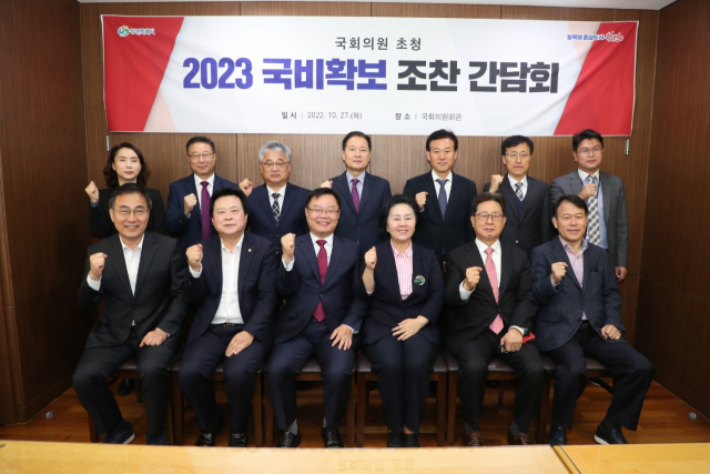 홍남표 창원시장과 지역구 국회의원이 27일 국회에서 2023년 국비예산 확보를 위한 조찬간담회를 가졌다. (앞줄 왼쪽부터 최원두·강기윤·홍 시장·김영선·이달곤·윤한홍 의원) /사진제공=창원시