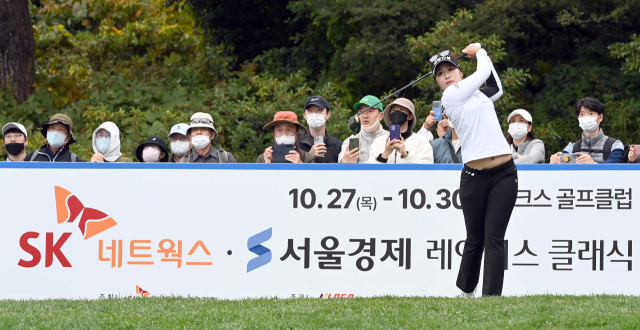 이정은6가 27일 SK네트웍스·서울경제 레이디스 클래식 1라운드 1번 홀에서 드라이버 티샷을 하고 있다. 서귀포=이호재 기자