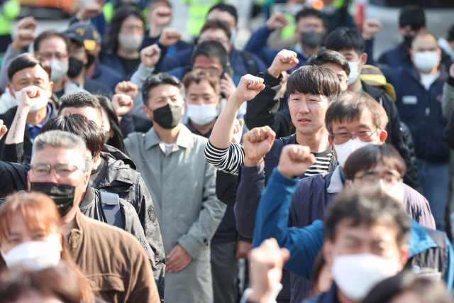 현대차·기아 사내 하청 노동자와 전국금속노동조합 관계자들이 27일 서울 서초구 현대자동차 양재사옥 앞에서 불법파견 중단을 촉구하며 임을 위한 행진곡을 부르고 있다. 연합뉴스