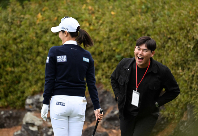 오지현(왼쪽)이 1라운드 경기에 앞서 연습을 하며 김시우와 함께 활짝 웃고 있다. 서귀포=권욱 기자