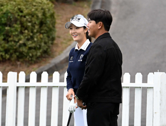 오지현(왼쪽)과 김시우가 1라운드 경기에 앞서 연습 그린에서 대화를 나누고 있다. 서귀포=권욱 기자