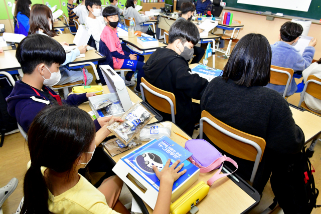 현대자동차 노사는 27일 국제구호개발NGO '희망친구 기아대책'과 함께 울산시 북구 매곡초등학교에서 'H-그린무브' 전달식을 갖고 아이들은 클린 모빌리티와 친환경 에너지에 대한 이해를 돕는 전기자동차 아이오닉 5 키트로 직접 체험해보고 있다. 사진제공=현대자동차